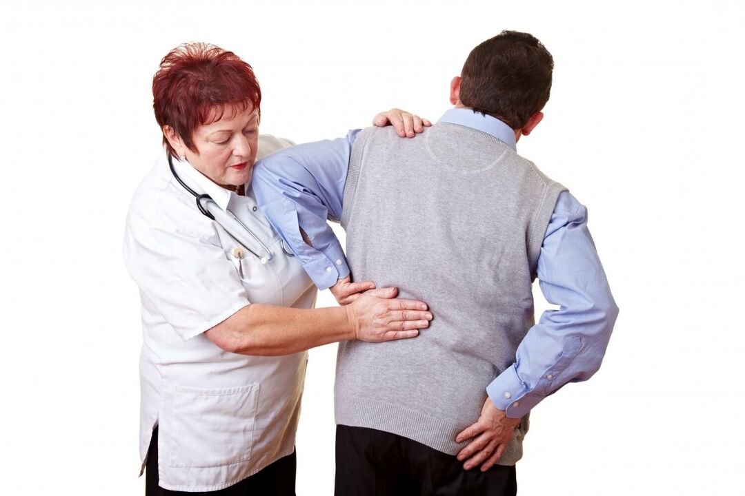 O doutor examina a un paciente con dor nas costas