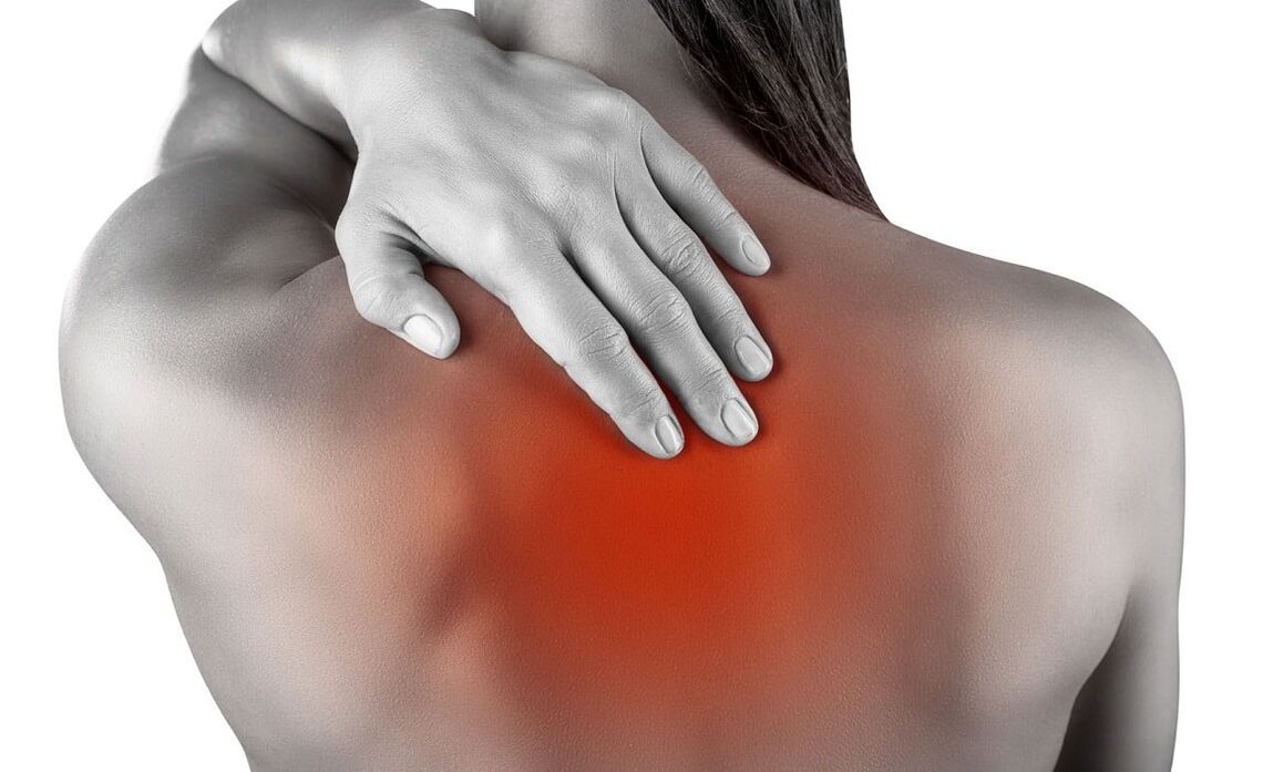 A localización da dor nas costas é característica da osteocondrose da columna vertebral torácica