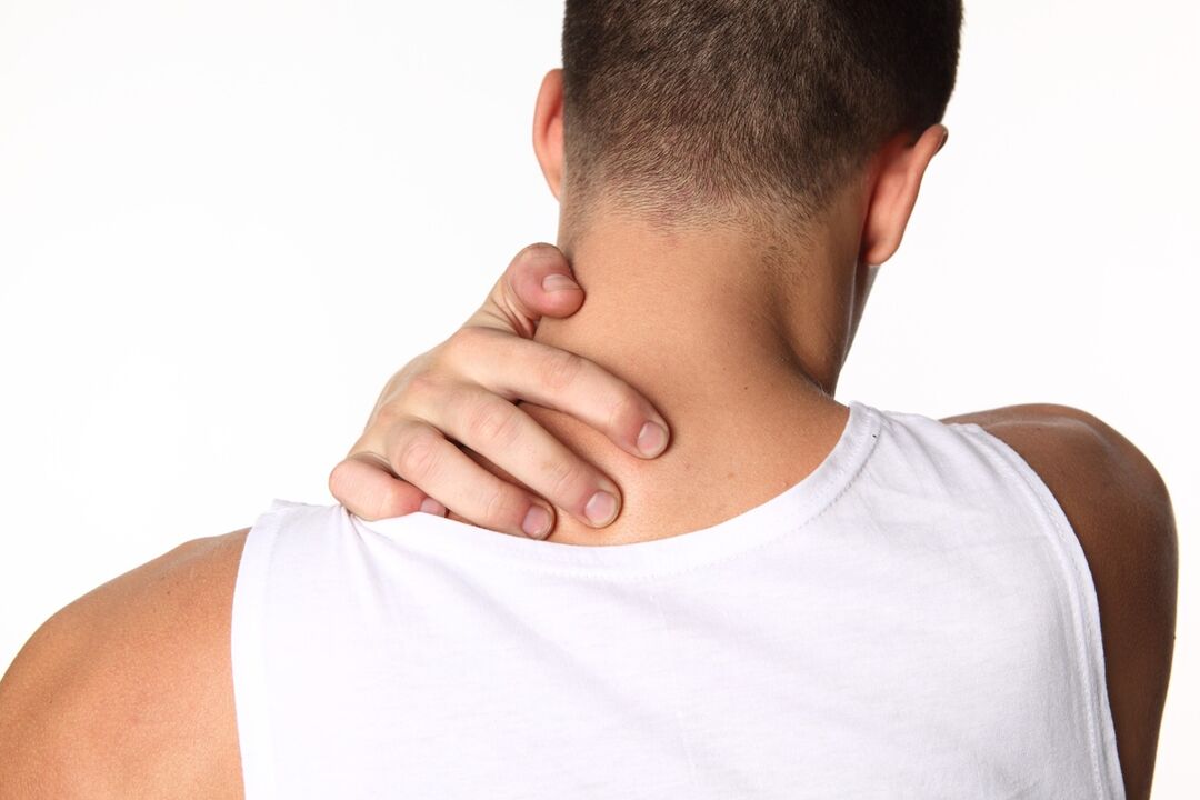 A osteocondrose cervical vai acompañada de molestias e dor no pescozo