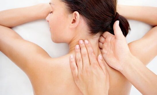 Masaxe cervical para relaxar os músculos, aliviar a tensión e a dor