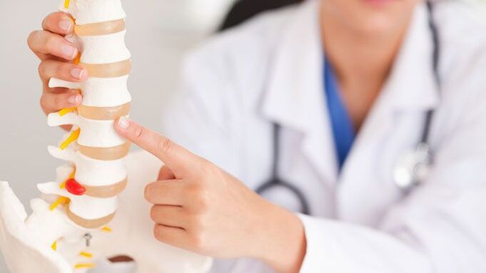 Explicación da osteocondrose lumbar mediante un modelo da columna vertebral